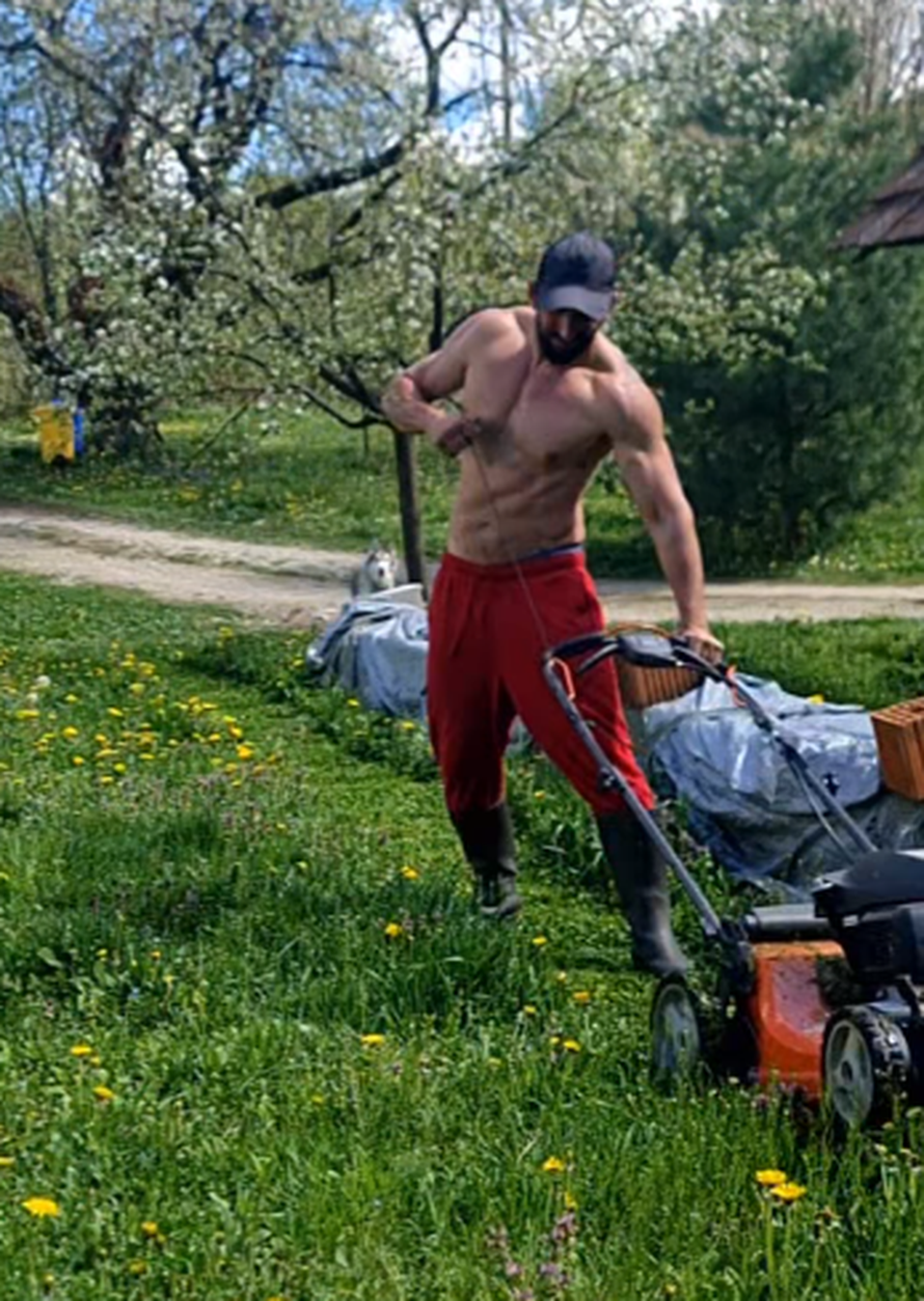 Slavko Sobin skinuo majicu pa se bacio na posao, žene lude: 'Pokosio si ti nas, a ne travu'