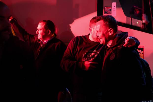 Zagreb: Navijači Dinama dočekali igrače ispred stadiona u Makisimiru nakon pobjede u derbiju protiv Hajduka