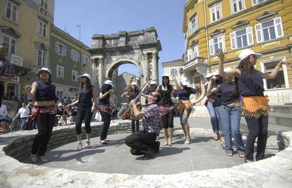 Kandidatkinje za Miss Roma  plesale na tržnici  