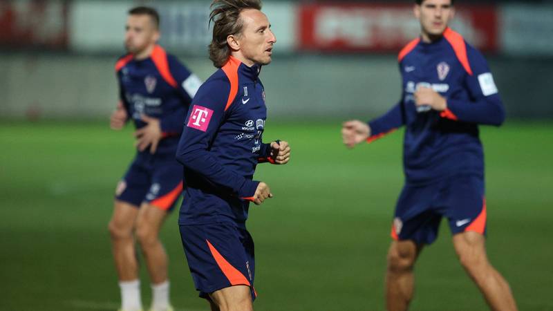 FOTO Nasmiješeni Modrić stao uz Livakovića na treningu. Dalić sa stožerom sve pozorno pratio