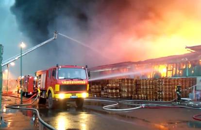 Požar u Beogradu: Plamen do 50 metara, čuju se i eksplozije