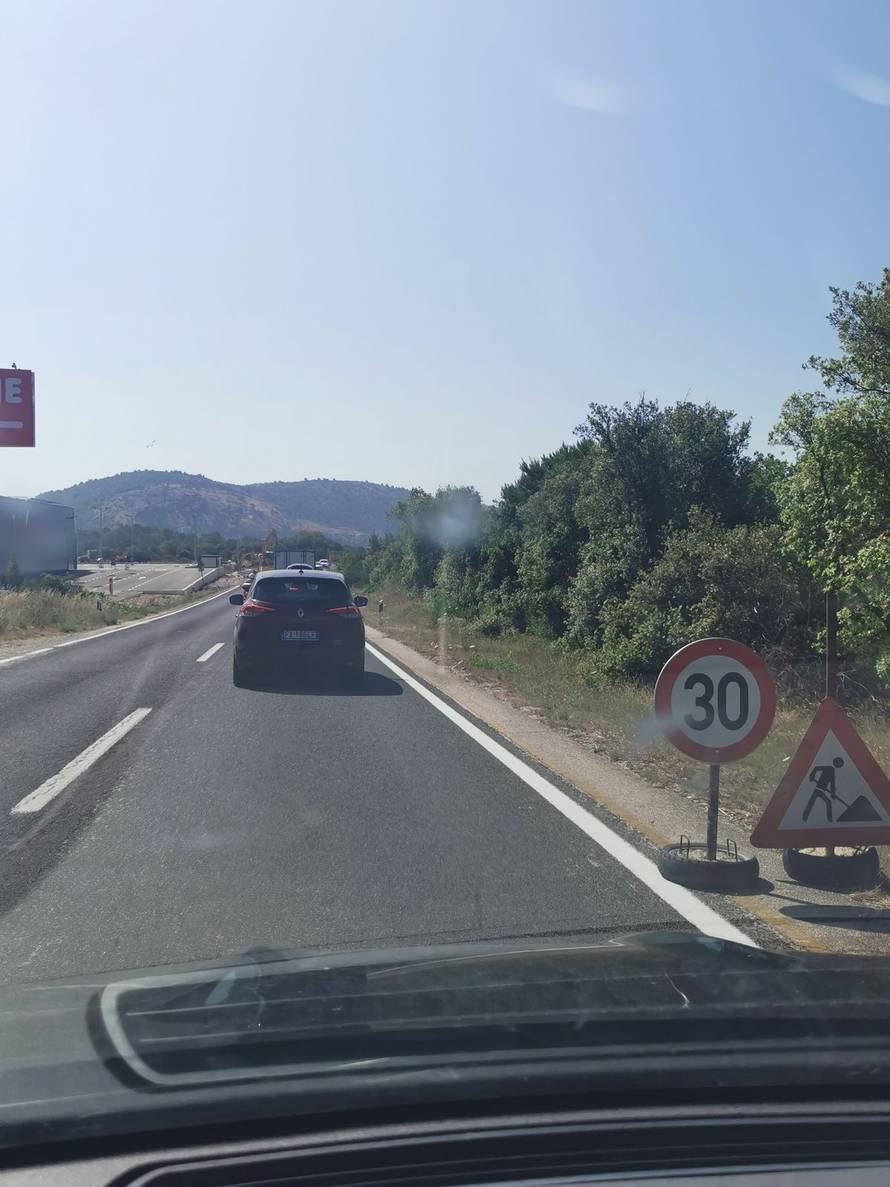 Sunce, more i - lopata! To je Dalmacija usred sezone. A malo pivo 30 kuna, cedevita 25...