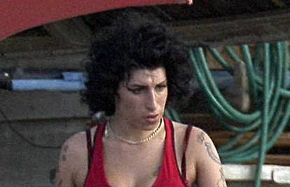 Amy Winehouse seli se na selo zbog droge u gradu