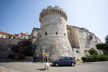 Grad Korčula pravi je mali biser i za razgledavanje i za kupanje