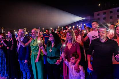 Vela Luka: Tisuće okupljenih na koncertu "Trag u beskraju" u čast Oliveru Dragojeviću