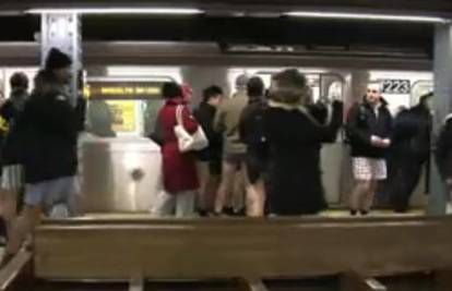 NY: Putnici se tradicionalno vozili željeznicom bez hlača