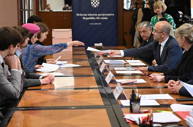 Zagreb: Influencerica Nina Sko&ccaron;ak predala kandidacijsku listu za Europski parlament