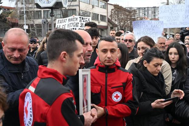 Bolni prizori iz Gradskog parka u Kočanima, građani prosvjedom odaju počast poginulima
