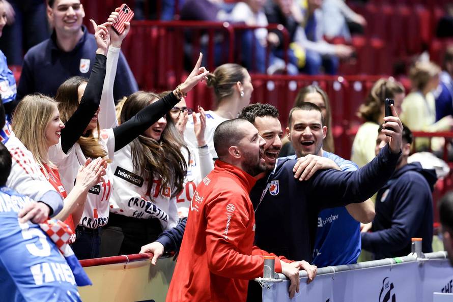 Malmo: Hrvatski rukometaši ipak najviše vole proslavu ulaska u polufinale uz poljupce svojih partnerica i zagrljaje obitelji