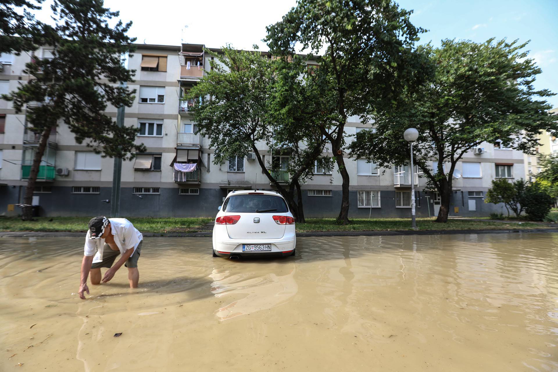 Zagreb: U Gajnicama pukla cijev, poplavila cijelu ulicu