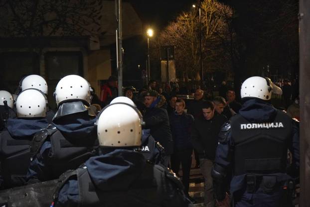 Na većini birališta tijekom lokalnih izbora u Srbiji došlo do incidenata i prosvjeda, intervenirala i policija