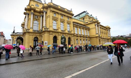 Ispred HNK ništa novo, opet su veliki redovi za balet 'Orašar'