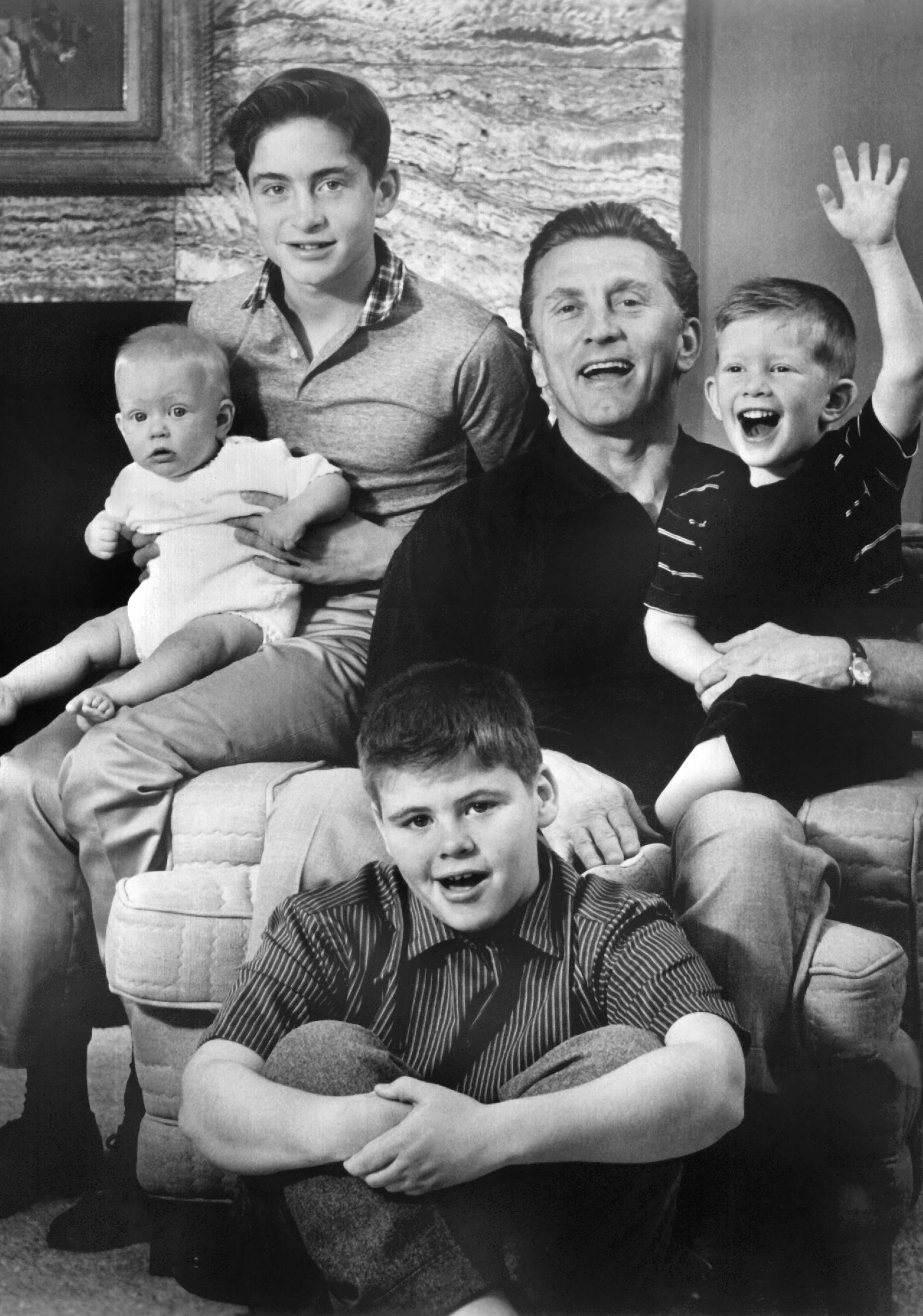 Kirk Douglas mit seinen Söhnen