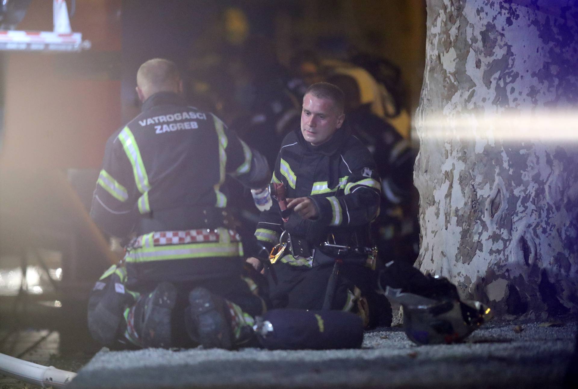 Zagreb: Na krovištu zgrade na Zrinjevcu buknuo požar