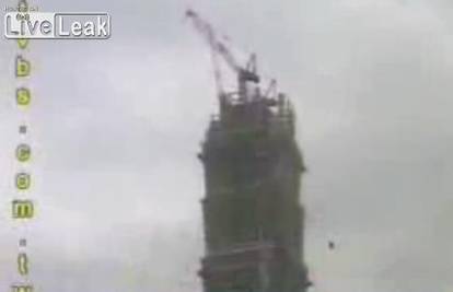 Građevinski kran srušio se sa nebodera u Tajvanu