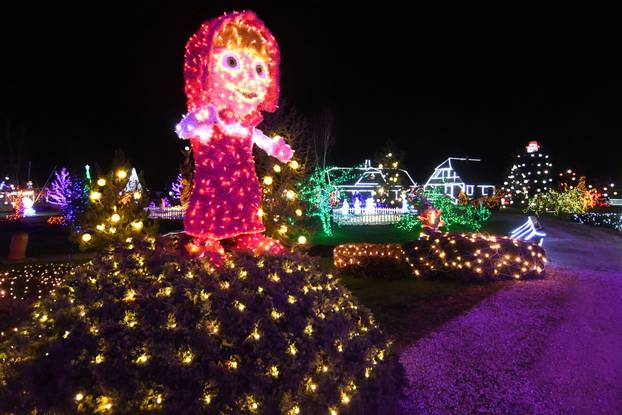 Grabovnica: Započela božićna čarolija svjetla obitelji Salaj