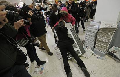 'Black Friday' ludilo: Tukle se u trgovini zbog donjeg rublja