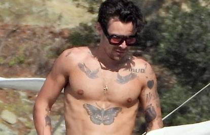 Harry Styles na odmoru otkrio  tetovažu: Fanovi nagađaju da je posvećena bivšoj djevojci Oliviji