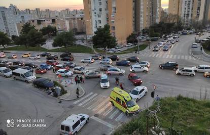 Sudarila se dva auta na križanju u Splitu, troje ljudi ozlijeđeno