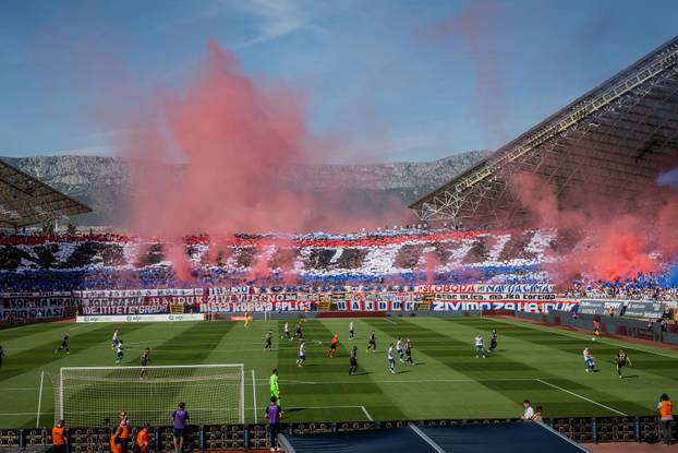 Split: Bakljada navija&ccaron;a na utakmici Hajduka i Dinama na Poljudu