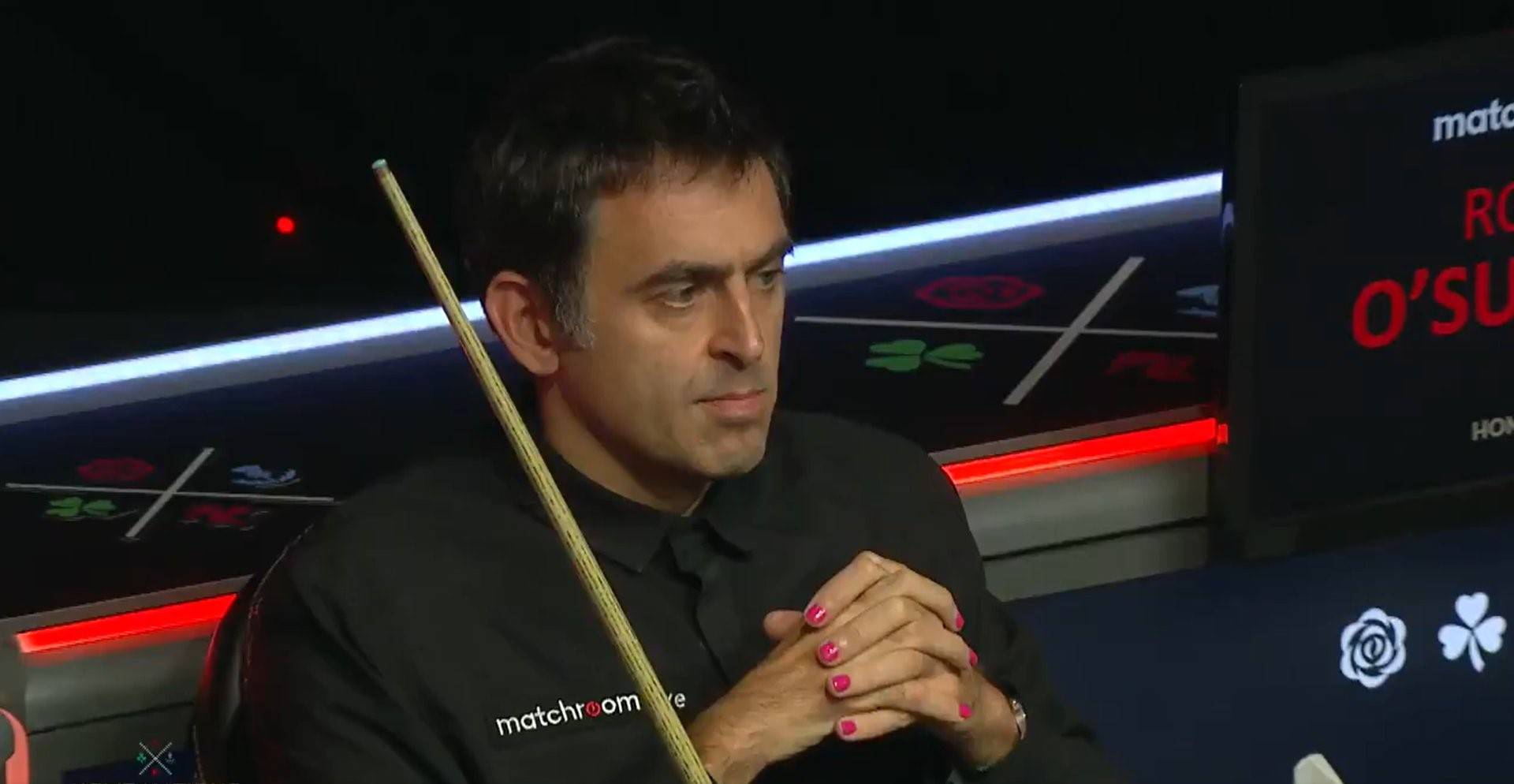 Najbolji u povijesti igra snooker s nalakiranim noktima u rozo...