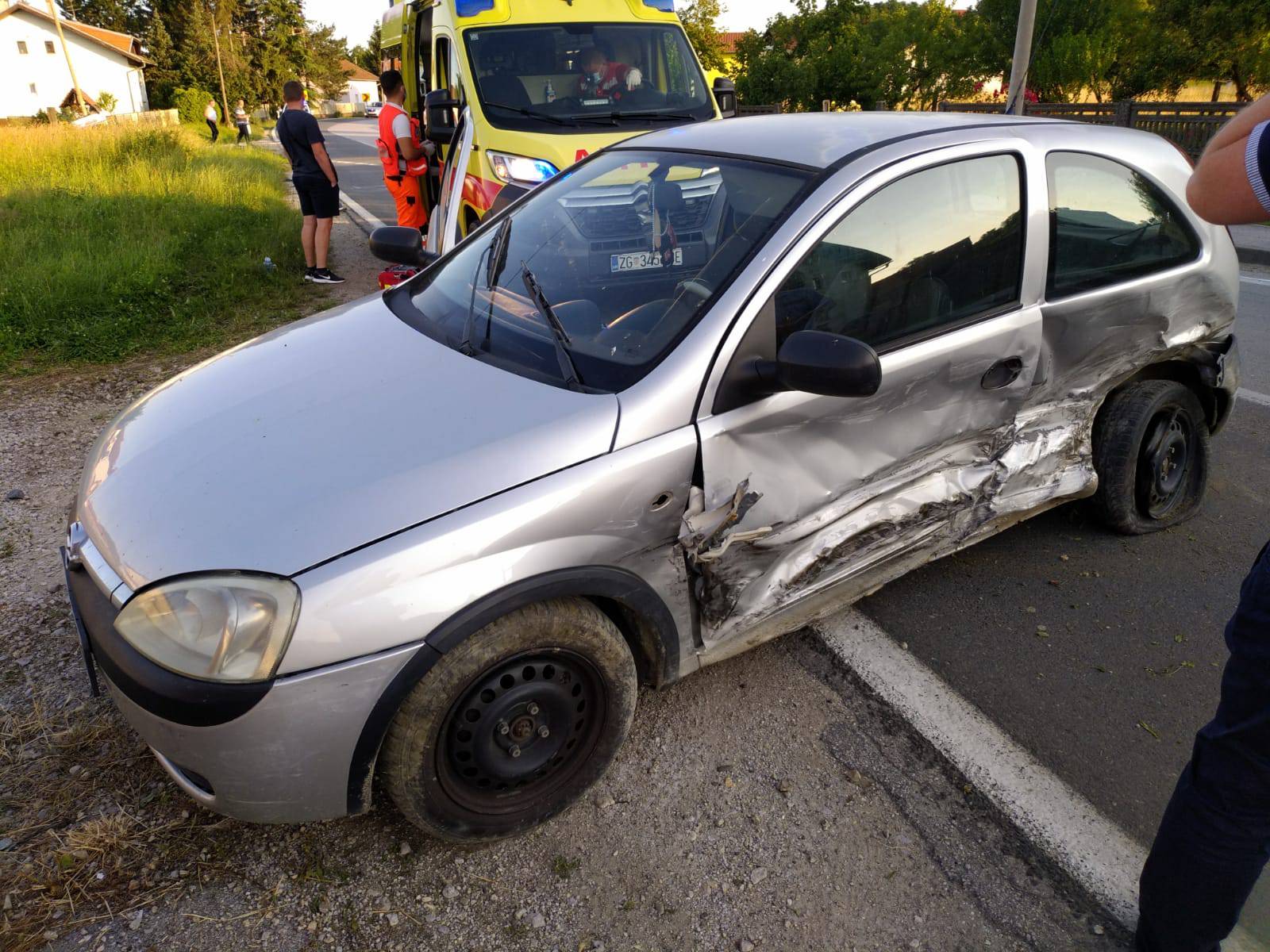 Sjekao zavoj? Alfom se zabio u Corsu pa se prevrnuo na krov