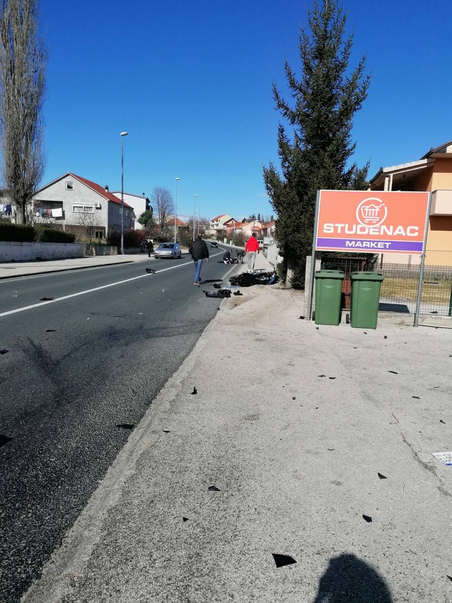 Sudar u Sinju: Motorom se zabio u auto i završio u zidu