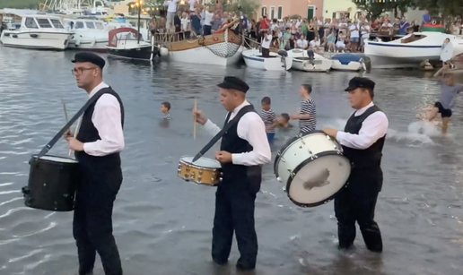 Glazbenike u Salima ništa nije omelo: Svirali u moru do pojasa