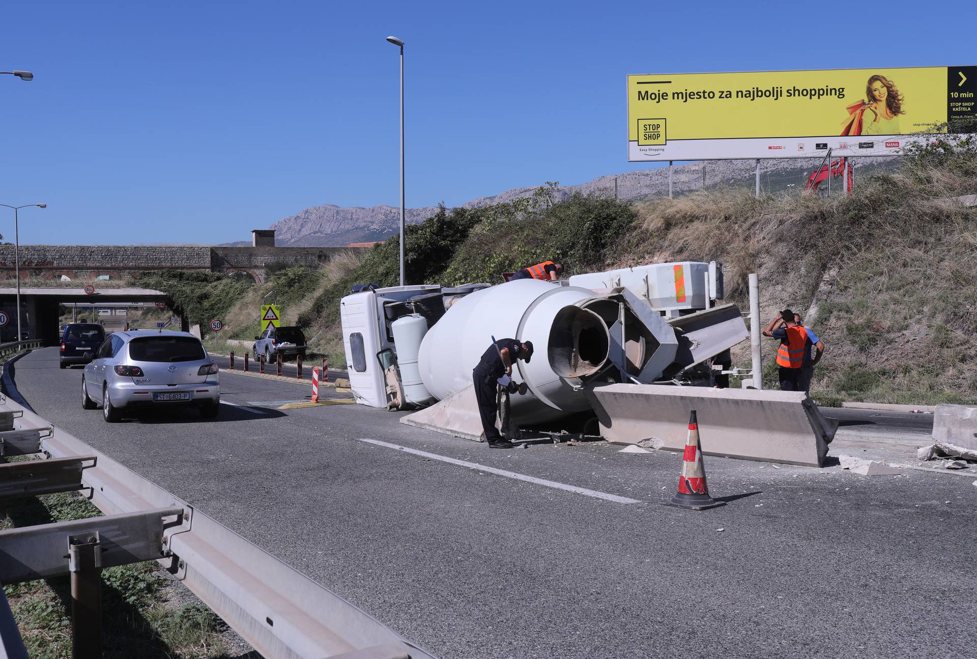 Split: Prevrnula se mješalica za beton kod priključka na brzu cestu Solin - Klis