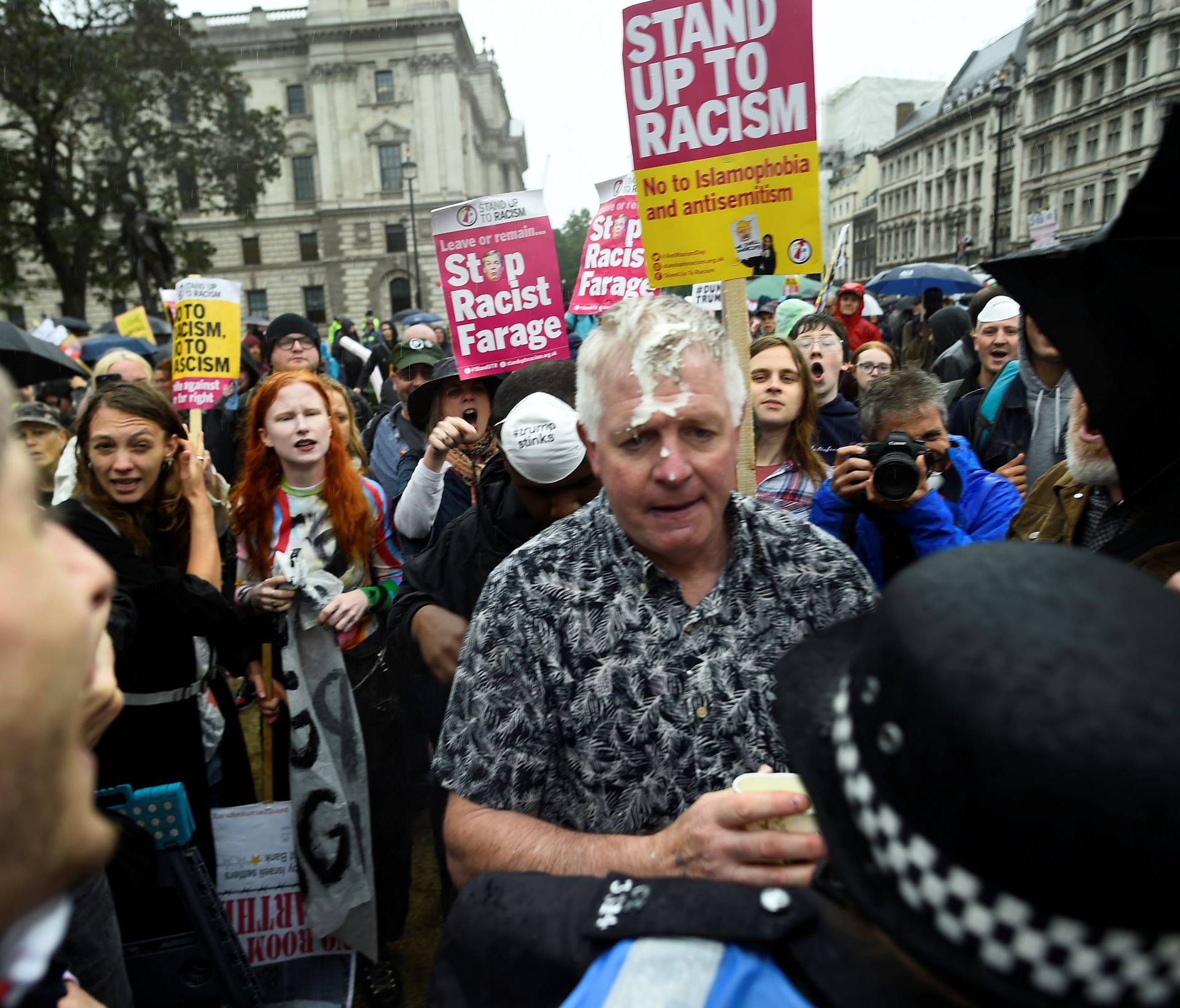 Video: Bijesna rulja u Londonu prebila je Trumpove poklonike