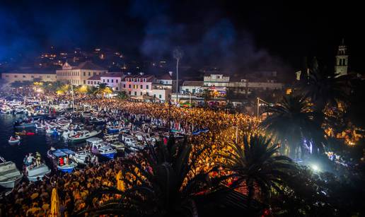 Vela Luka bila je na jedan dan centar Hrvatske: Tisuće ljudi su odali počast velikom Oliveru...