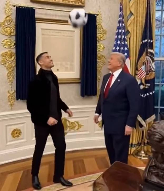 FOTO NAJLUĐE OBJAVE TRUMPA Sebe prikazao kao Isusa i papu. Igrao i nogomet s Ronaldom...