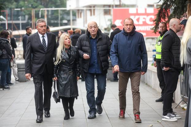 Sarajevo: Dolazak uzvanika na komemoraciju za Halida Bešlića u Narodno pozorište