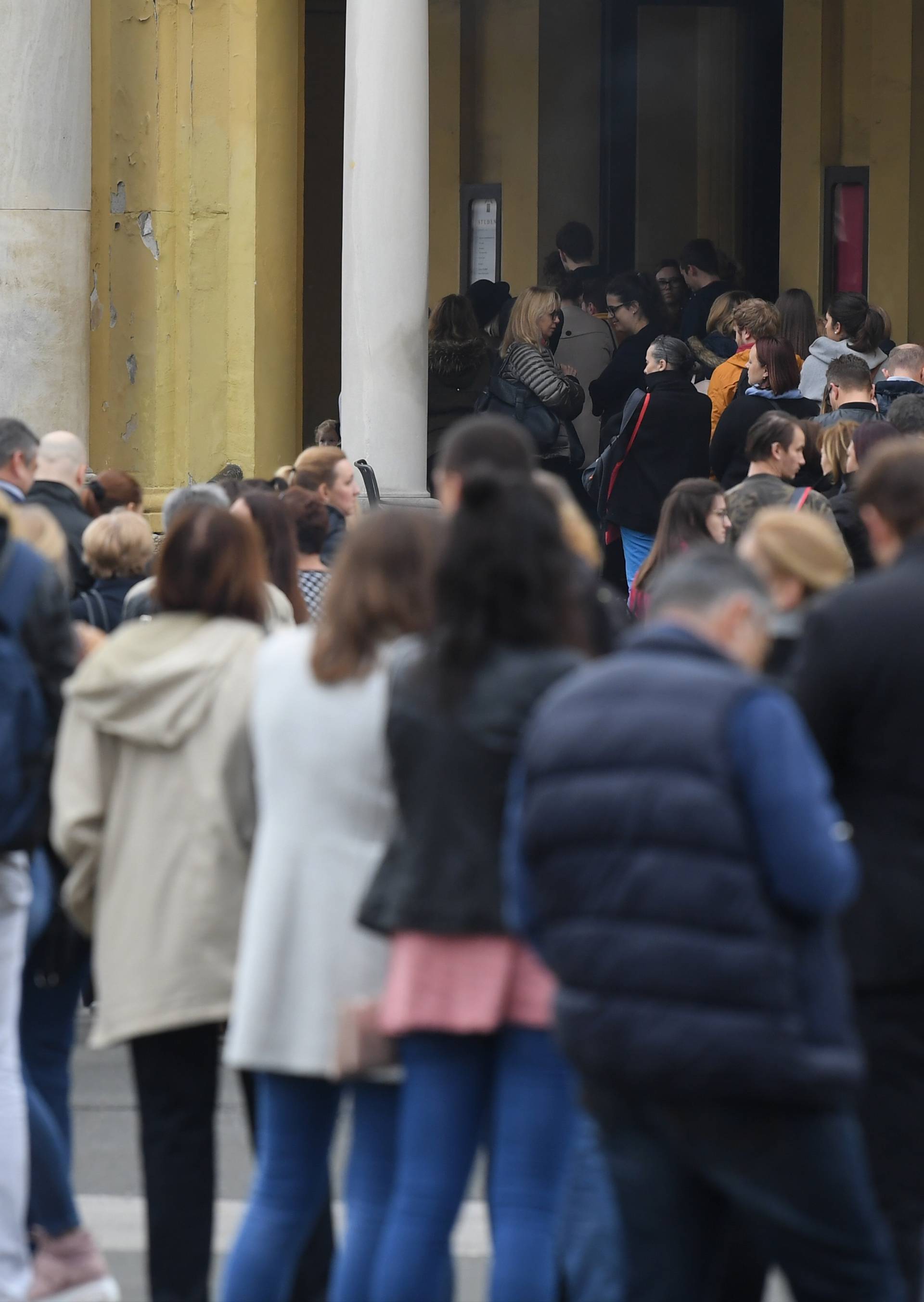 Svi žele na balet! E, nekoć se ovako stajalo u redu za kruh...