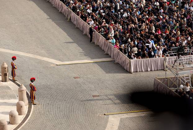 Rim: Brojni vjernici na Trgu sv. Petra čekaju procesiju s tijelom pape Franje