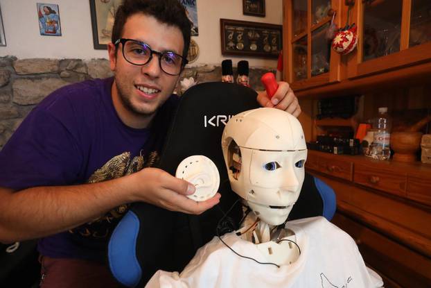 Student  iz Matulja 'od nule' izradio svoj prvi humanoidni robot