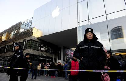 Jajima gađali kineski Apple jer su otkazali prodaju iPhonea 4S