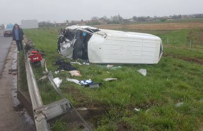 Kombi se okrenuo u zraku i pao na livadu, dvoje ljudi ozlijeđeno