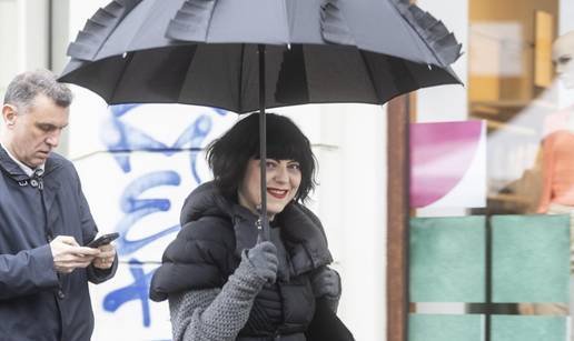 Mirela Holy njeguje jedinstven stil: Po kišnoj špici prošetala u sandalama koje koštaju 240 €