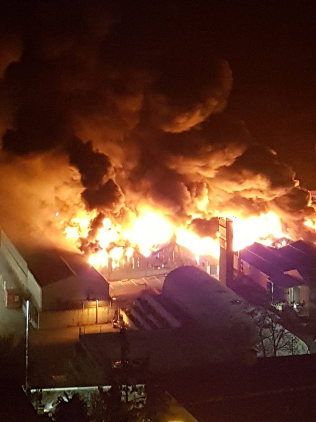 Rijeka ne pamti ovakav požar: Gorio Elgrad, čule se eksplozije