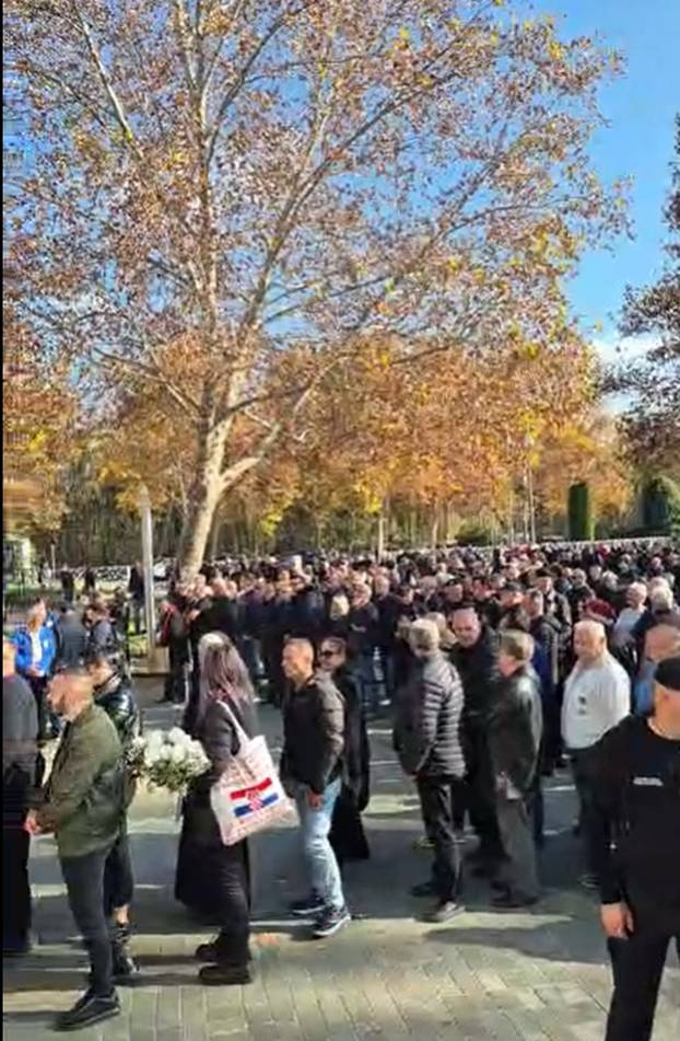 FOTO Posljednji ispraćaj heroja Vukovara Nicoliera:  Ljudi stižu iz cijele Hrvatske. Grad je pun...