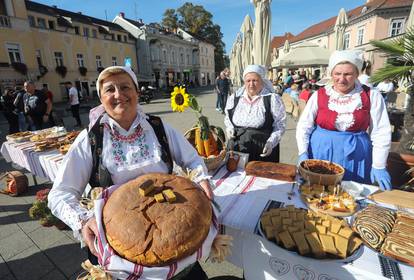 FOTO Samoborci i turisti uživali u delicijama kumica: U ponudi su bili čvarci, kruh, češnjovke...