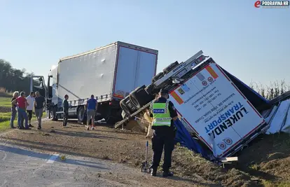 FOTO Kamion sletio s ceste kod Koprivnice, jedna prikolica se prevrnula i završila na krovu