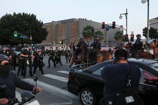 Uveli su policijski sat u centru LA-a. I u Teksas šalju gardu?