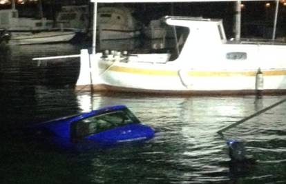 Vozač se zapričao na mobitel i automobilom otklizao u more