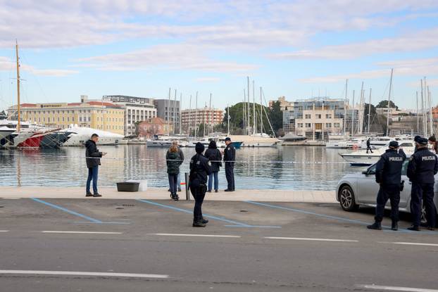 Zadar: Izvlačenje auta koji je 18 godina bio u moru