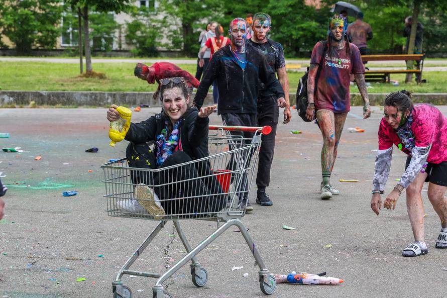 Pulski srednjoškolci slave kraj škole