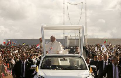 Dočekalo ga mnoštvo vjernika: Papa Franjo stigao je u Fatimu