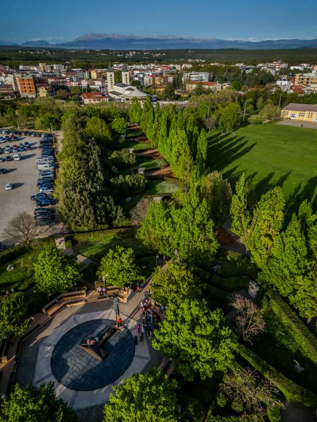 Međugorje: Poslijepodnevna misa ispred crkve sv. Jakova na Uskrs