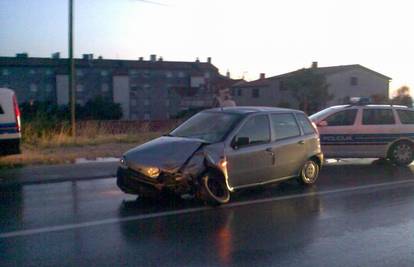 Pijan je prešao u suprotni trak i udario drugi auto